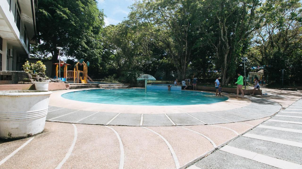 Reddoorz Premium @ Ouan'S The Farm Resort Lucena Exterior photo